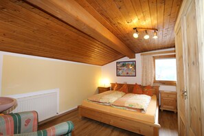 3 habitaciones y muebles diferentes