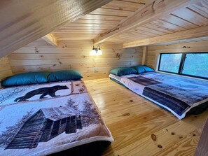 2 bedrooms, free WiFi, bed sheets - Beautiful Rancher Loft Cabin (Freeport)