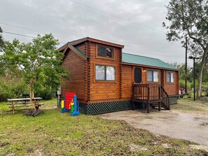 Children's area - Beautiful Rancher Loft Cabin (Freeport)
