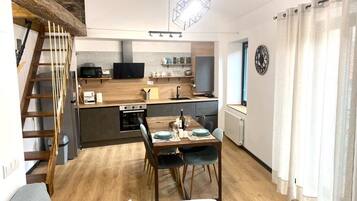 Een smart-tv en een computerscherm