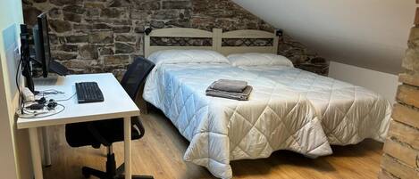 3 Schlafzimmer, Schreibtisch, Bügeleisen/Bügelbrett, Reisekinderbett