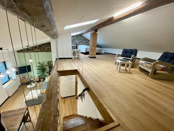 3 habitaciones, escritorio y tabla de planchar con plancha