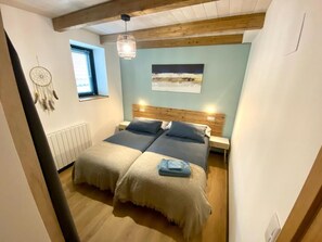 3 bedrooms, desk, iron/ironing board, travel crib