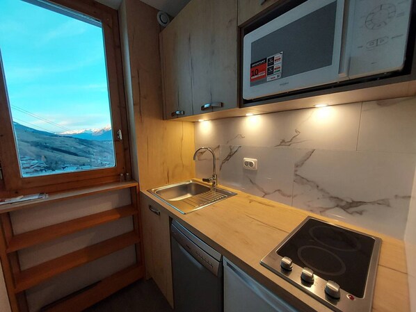 Fridge, stovetop, dishwasher