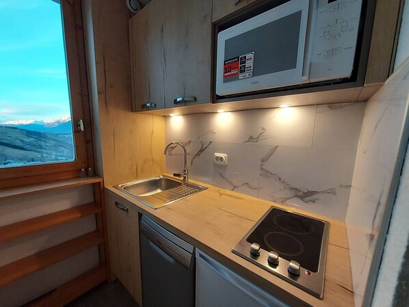 Fridge, stovetop, dishwasher