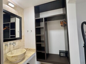 Douche, sèche-cheveux, serviettes fournies, savon