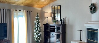 Blue Rock Mountain Bungalow 'Hot tub with stunning views!'