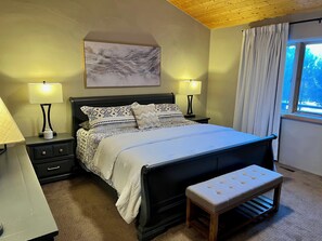 3 bedrooms, iron/ironing board, WiFi, bed sheets - Blue Rock Mountain Bungalow 'Hot tub with stunning views!' (Angel Fire)