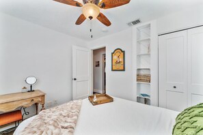 4 slaapkamers, een bureau, een strijkplank/strijkijzer, wifi