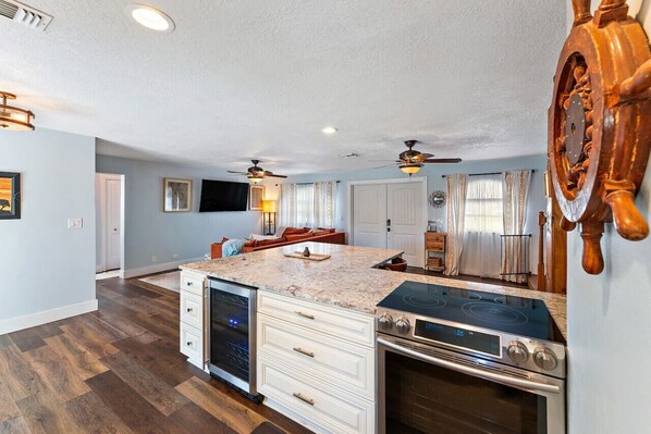 Frigorífic, microones, forn i placa de cuina 