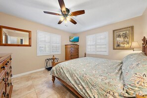 Skrivebord, strykejern/-brett, wi-fi (inkludert) og sengetøy