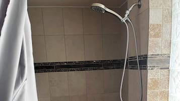 Douche, sĂšche-cheveux, serviettes fournies, savon