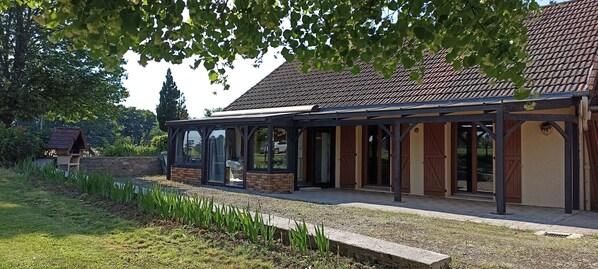 Exterior - Chez le Jean (Oussières)