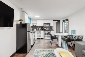 Kühlschrank, Mikrowelle, Ofen, Herdplatte