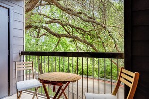 Refreshing Pool City Retreat Near Rainey & 6th St | Balcony - Lynn's Lodging (Austin)