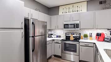 Appartement Premium | Cuisine privée | Grand réfrigérateur, micro-ondes, four, plaque de cuisson