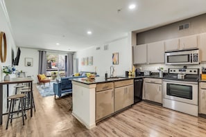 Refreshing Pool City Retreat Near Rainey & 6th St | Private kitchen | Full-size fridge, microwave, oven, stovetop - Lynn's Lodging (Austin)