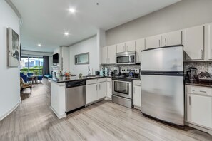 Apartamento familiar, 2 habitaciones, balcón, vistas al jardín | Cocina privada | Frigorífico grande, microondas, horno y placa de cocina