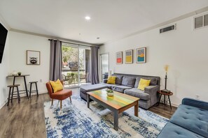 Family Apartment, 3 Bedrooms, Balcony, Garden View | Living area - Lynn's Lodging (Austin)