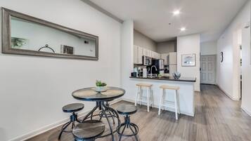 Family Apartment, 2 Bedrooms, Balcony, Garden View | Dining room