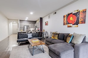 Premium Apartment | Living area - Lynn's Lodging (Austin)