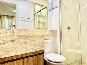 Secadora de cabello, toallas, jabón, papel de baño 