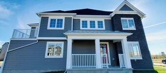 A peaceful cozy three bedroom, home away from home, near Spruce Meadows