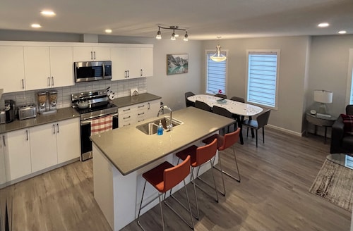 A peaceful cozy three bedroom, home away from home, near Spruce Meadows