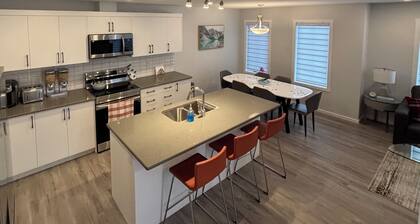 A peaceful cozy three bedroom, home away from home, near Spruce Meadows