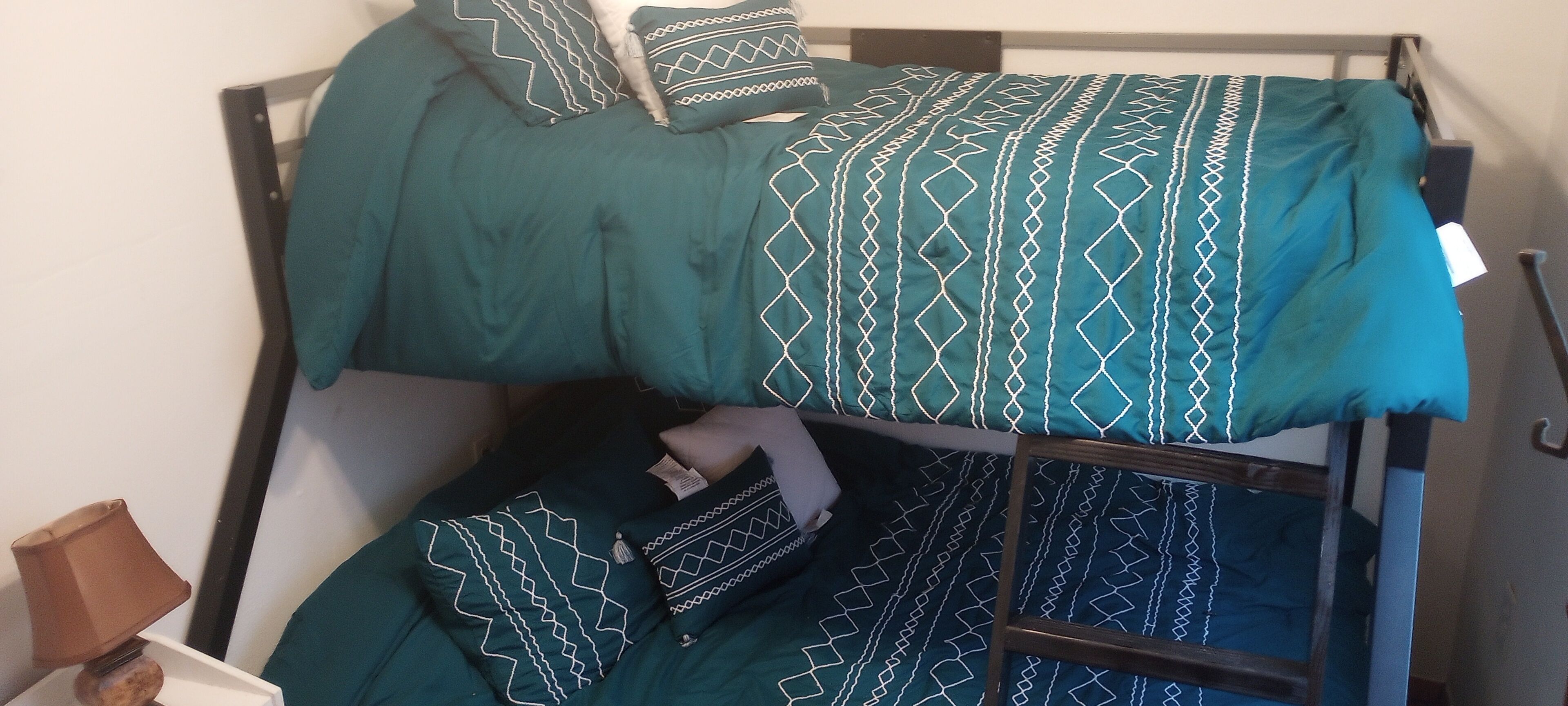 2 slaapkamers, een strijkplank/strijkijzer, reisbedje, wifi