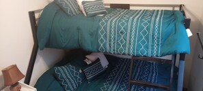 2 slaapkamers, een strijkplank/strijkijzer, reisbedje, wifi