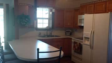 Kjøleskap, mikrobølgeovn, ovn og kokeplater