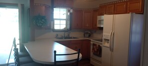 Een koelkast, een microgolfoven, een oven, een kookplaat