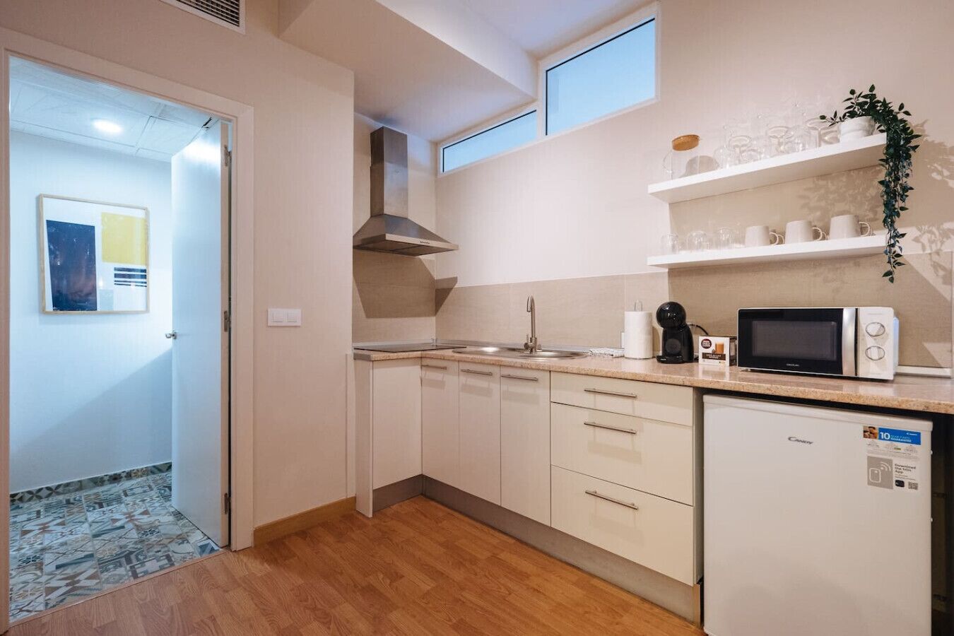 Mikrobølgeovn, kaffetrakter/tekoker, brødrister og kjøkkenutstyr