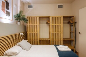 2 bedrooms, desk, iron/ironing board, WiFi
