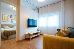 2 bedrooms, desk, iron/ironing board, WiFi