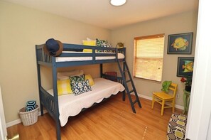 3 slaapkamers, een strijkplank/strijkijzer, gratis wifi, beddengoed