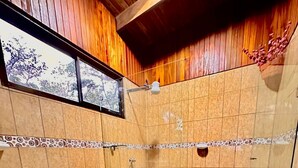Ein modernes Badezimmer mit Toilette, Dusche und Bidet.