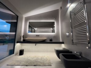 Douche, séchoir à cheveux, bidet, serviettes fournies