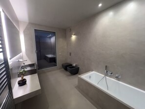 Shower, hair dryer, bidet, towels - Luxury Villa Gated Parking EV Charge 7min to Duomo (Firenze)