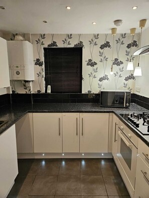 Kjøleskap, mikrobølgeovn, ovn og kokeplater