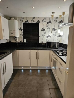 Fridge, microwave, oven, stovetop - 3-bedroom house in Salford (Salford)