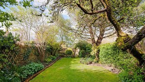 A garden with a stone wall, a variety of plants, and a lawn. - Mouse Manor - pet friendly, Longborough near Stow-on-the-Wold (Longborough)