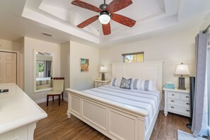 3 bedrooms, iron/ironing board, WiFi, bed sheets - Ocean Breeze Getaway (Deerfield Beach)