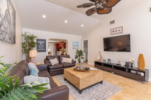 Living area - Ocean Breeze Getaway (Deerfield Beach)