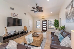 Living area - Ocean Breeze Getaway (Deerfield Beach)