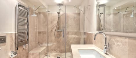 Dusche, Haartrockner, Bidet, Handtücher