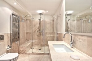 Ducha, secador de pelo, bidet, toallas