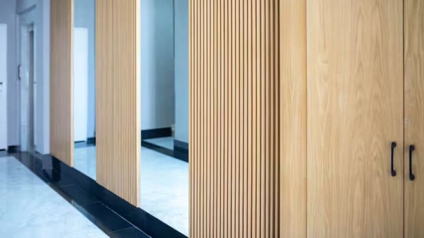 A corridor with wooden paneling and black-tiled flooring. - Studio in the heart of Casablanca (Casablanca)