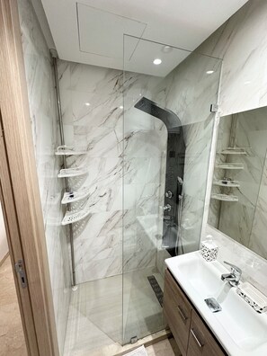 Haartrockner, Handtücher, Seife, Toilettenpapier